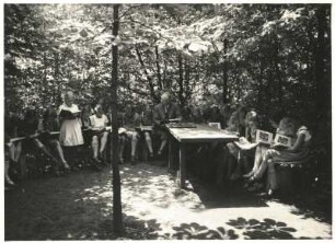 Dresden-Dobritz, Pirnaer Landstraße 53. 67. Volksschule. Unterricht im Schulgarten