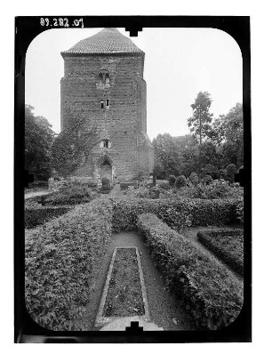 Lübow. Kirche (1210/1227 beg.). Ansicht über den Kirchhof von Westen