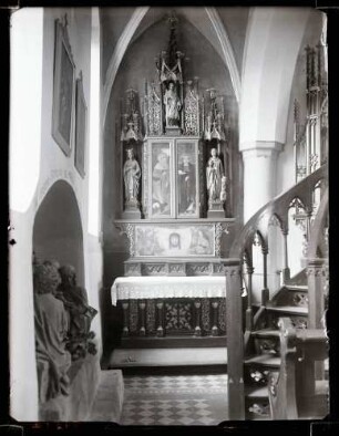 katholische Pfarrkirche; nördlicher Seitenaltar offen und geschlossen
