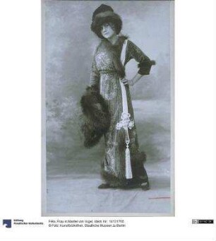 Frau in Mantel von Vogel