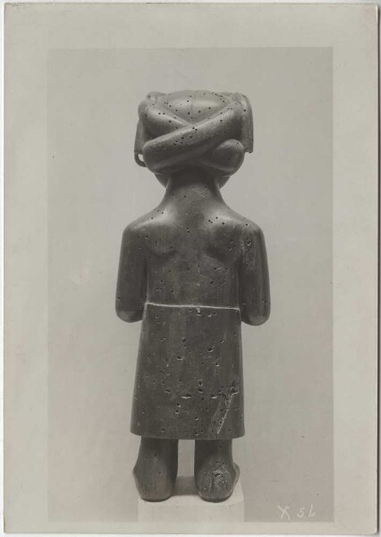 Standing wooden figure (reverse). Guillermo de Heredia Collection.