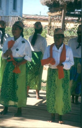 Madagaskar. Folkloregruppe mit Tänzern und Musikern (mit Rhythmusinstrumenten)