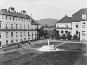 Coswig. Wettinstift, Friedewaldstraße 10. Hofansicht mit Brunnenanlage