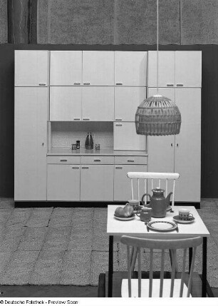 Anbauschrank : Anbauküche (1973; VEB Möbelfabrik Salzwedel). Anbauschrank und Küchentisch mit Stuhl