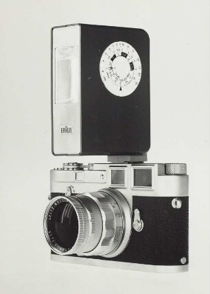 Braun Blitzgerät hobby "F 200" von Dieter Rams und Leica "M2" mit Leitz Wetzlar Objektiv "Summicron"