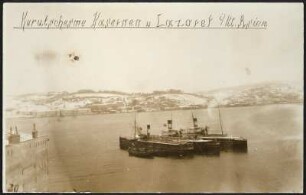Blick vom Stadtteil Kuruçeşme, Istanbul über den Bosporus nach der asiatischen Seite der Stadt, drei Fährschiffen dicht nebeneinander, aufgenommen im Winter