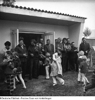Dresden-Johannstadt, Dürerstraße 50, Serie: Kindergärten und -krippen, Kindergarten. Außenanlage mit Bungalow und Kindergruppe