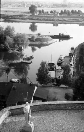 Breisach: Blick vom Münsterplatz auf Rhein und Kanal, mit Denkmal