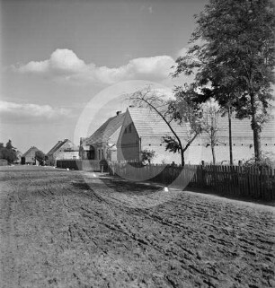 Dorfstraße mit Häusern in Polen