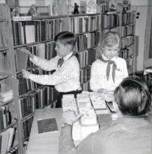 Junge Pioniere der 12. POS Berlin-Wilhelmshagen in der Schulbibliothek