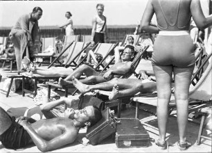 Berlin: Freibad Wannsee; Badegäste auf dem "Deck"