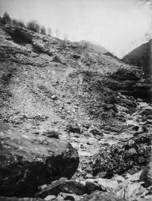 Berghang : Ein von Erosion gezeichneter Berghang