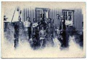 Gruppenbild von Soldaten und Zivilisten