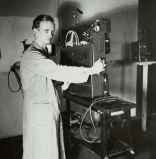 Unterrichtsfilmsammlung, Technischer Dienst, Mitarbeiter mit KINOX-Tonfilmprojektor, Sächsische Landesbildstelle, um 1937