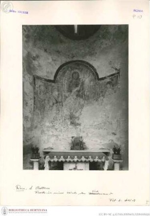 Freskenreste: thronende Madonna mit Petrus und Paulus, Johannes dem Täufer (?, außen links) und einem weitere Heiligen (außen rechts); Medaillon mit Halbfigur Christi