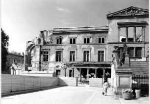 Blick auf die zum Teil zerstörte Fassade des Neuen Museums