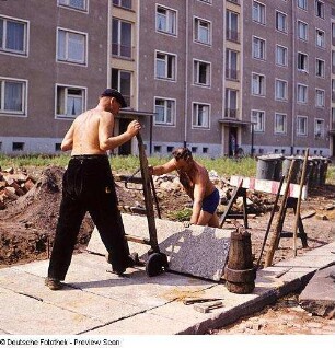 Gehwegplatten verlegen, Dresden, um 1955