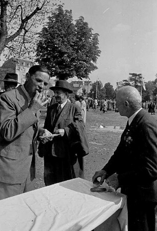Vesperpause beim Liederfest des Badischen Sängerbundes an Pfingsten 1955 in Karlsruhe.