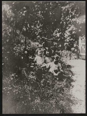 Christiane, Franz und Raimund von Hofmannsthal als Kinder im Garten von Rodaun