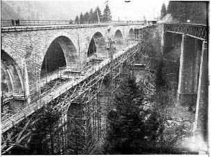 Fertig gemauerte Bögen des neuen Viaduktes und westliches Ende des alten Viaduktes