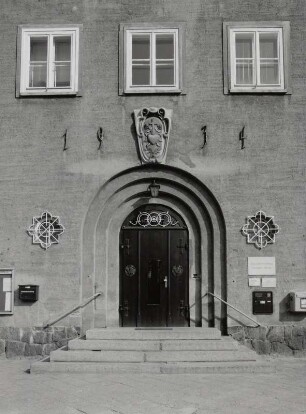 Ottendorf-Okrilla. Rathaus, Radeburger Straße : Ottendorf-Okrilla (Kreis Kamenz). Rathaus, Radeburger Straße 34. Portal und Fenster (Obergeschoß)