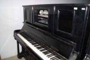 Pianino mit pneumatischer Spielvorrichtung
