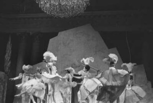 Szenenbilder aus "Les petits riens", Ballett von Jean-Georges Noverre mit Musik von Wolfgang Amadeus Mozart. Staatsoper Berlin im Apollo-Saal, 1968.09.05/1968.09.12 (Erstaufführung 10.09.1968)
