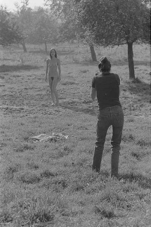 Höfgen. Akt-Pleinair 1979. Eva Mahn fotografiert eine stehende junge Frau