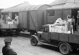 Bühl: Verladen der Zwetschgen in Güterwagen