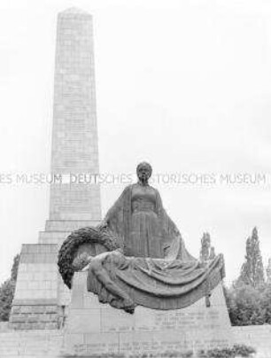 Sowjetisches Ehrenmal mit Statue "Mutter Heimat" vor Obelisken in der Schönholzer Heide in Berlin (Ost)