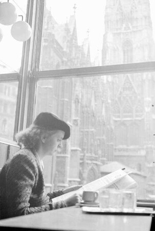 Wien: Henny Gebhard im Wiener Café, mit Stephansdom