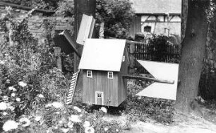 Königshain. Miniaturwindmühle am Ortseingang des Dorfes