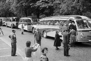 Freiburg: Reihe der Schweizer Busse von unten