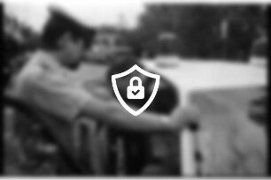 A 1: Raststätte "Buddikate" bei Todendorf: Verkehrskontrolle: Polizeibeamter der Verkehrsüberwachungsbereitschaft