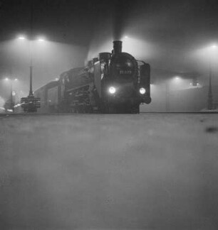 Schnellzuglokomotive 17 1177 bei Nacht und Nebel. Baujahr ab 1914