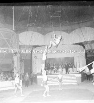 Turnakrobatik im Circus Busch in Berlin (Ost)