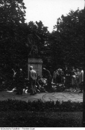 Denkmal für Robert Schumann. Bronze (1901; J. Hartmann). Zwickau, Hauptmarkt