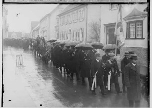Begräbnis Hermann Ott; Trauergesellschaft in der Antonstraße
