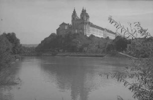 Melk: Stift, Vordergrund Donauarm