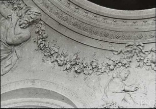 Berlin, Schloss Charlottenburg, Altes Schloss, Treppenhaus, R. 113 / R. 208, Detail des Deckengewölbes in Höhe der Lünetten, Herme mit Putten und Girlande.