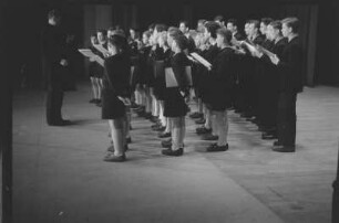 Aufnahmen eines Chorauftritts der "Petits Chanteurs á la Croix de Bois" und Leitung von Abbé Fernand Maillet in Berlin