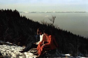 Schauinsland: Vogesenblick vom Schauinsland; (beim ehem. Burggrafen); Vordergrund zwei Mädchen, sitzend