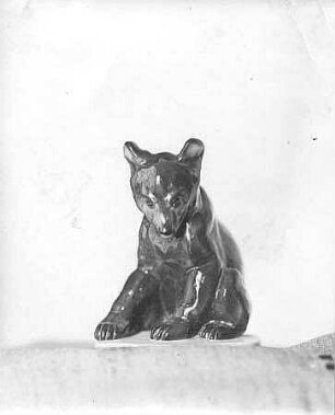 Junger Bär : Junger Bär. Bronze (vor 1945; E. Richter)