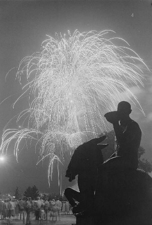 Dresden. Bacchus auf Esel reitend von Georg Wrba (1910) am neuen Platz (früher am ehem. Eingang zum Ratskeller, Kreuzstraße, jetzt wieder dort aufgestellt), Feuerwerk