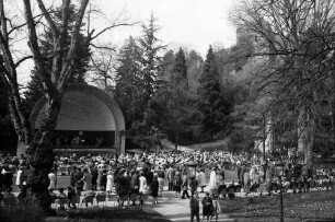 Badenweiler: Publikum beim Kurkonzert, Hintergrund Musikpavillon
