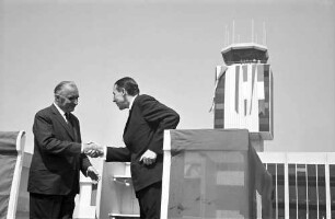 Basel (CH) - Mulhouse (F): Französischer Staatspräsident Pompidou und Schweizer Bundespräsident Hans-Peter Tschudi auf Rednerpult