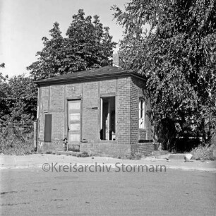 U-Bahnhof West: Toilettenhäuschen, geschlossen: ein Fenster herausgebrochen: Maschendrahtzaun, Bäume
