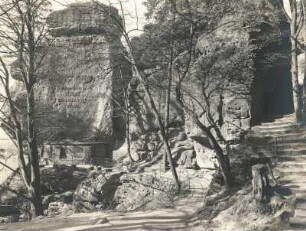 Elbsandsteingebirge. Basteigebiet. Tiedge-Stein, rechts Aufstieg zur Bastei
