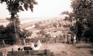 Hitzacker: Blick vom Weinberg auf Elbe und Ort, mit Bank im Vordergrund