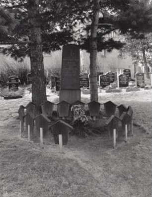 Denkmalsanlage für die Gefallenen des 1. und 2. Weltkrieges : Denkmalsanlage für die Gefallenen des 1. und 2. Weltkrieges (nach 1918 und nach 1945). Wurzen-Kühren-Burkartshain